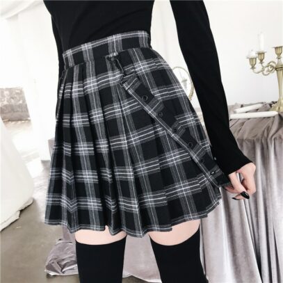 black plaid skirt outfit