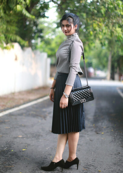 black pleated skirt outfit