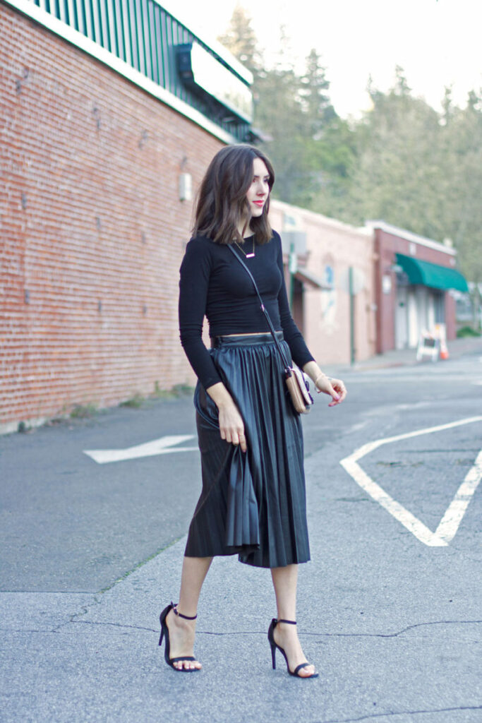 black pleated skirt outfit