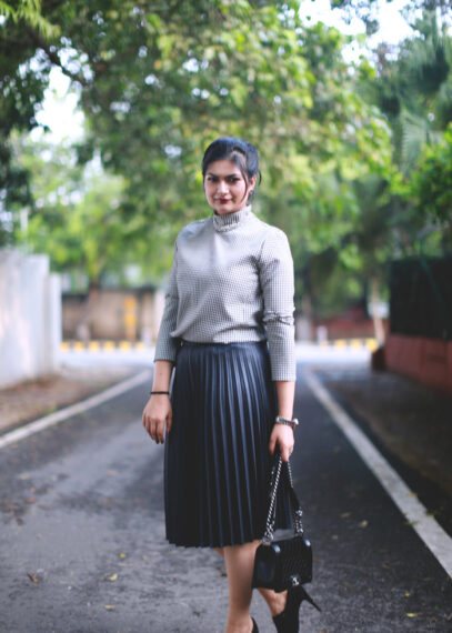 black pleated skirt outfit