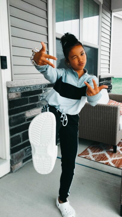 chill outfits with crocs