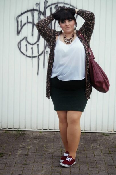 curvy girl outfits with sneakers