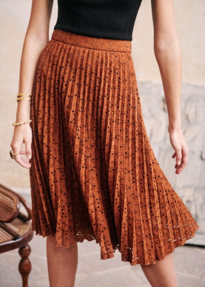 pleaded skirt outfits