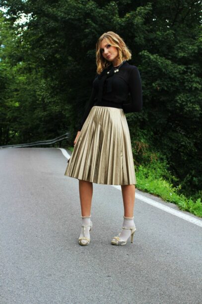 pleated midi skirt outfit