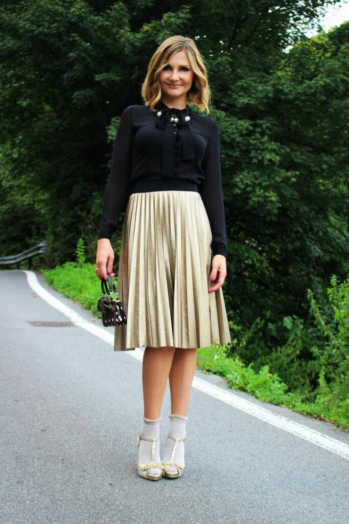 pleated midi skirt outfit